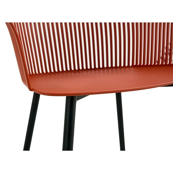 Silla de jardín Beretta - 60 x 51 x 80 cm, Terracota, Polipropileno - Primer plano de una moderna silla de terracota con patas metálicas negras y un respaldo hecho de puntales verticales.