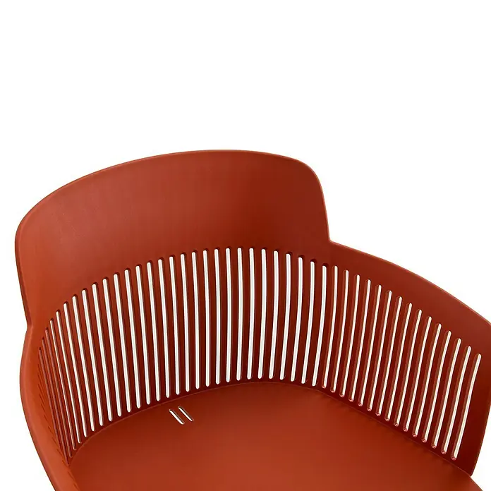 Silla de jardín Beretta - 60 x 51 x 80 cm, Terracota, Polipropileno - Vista detallada de una silla moderna de color terracota con aberturas verticales en el respaldo. El diseño es sencillo y elegante.