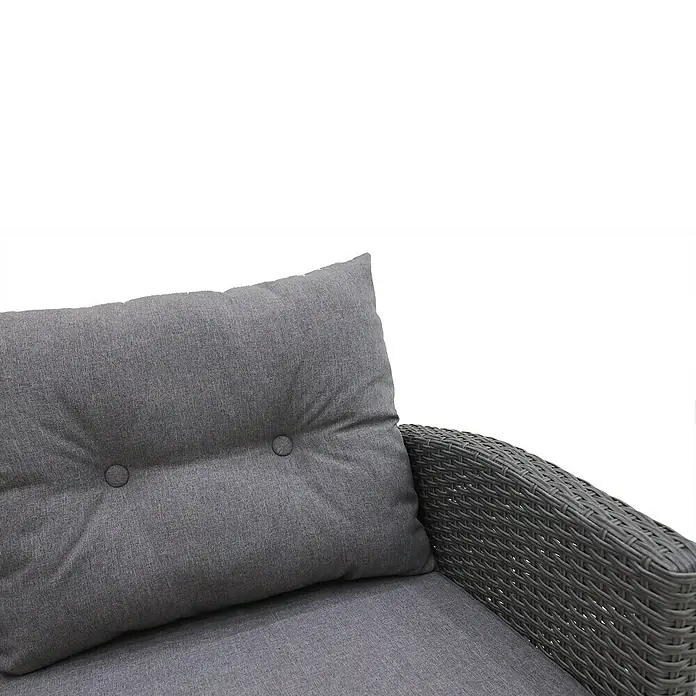 Conjunto de muebles Mora - 3 pzs., Ratán sintético, Gris - Primer plano de un cojín de asiento de exterior gris con botones sobre una silla de mimbre.