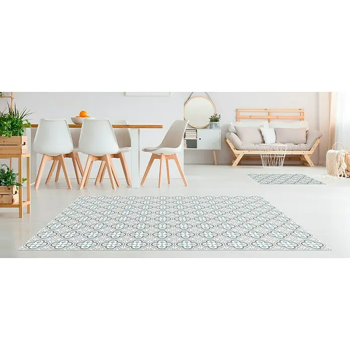 Alfombra de vinilo Croma Hidra topo - 180 x 120 cm - Vista a una habitación luminosa con una alfombra decorativa estampada en gris y tonos de azul que adornan el suelo.
