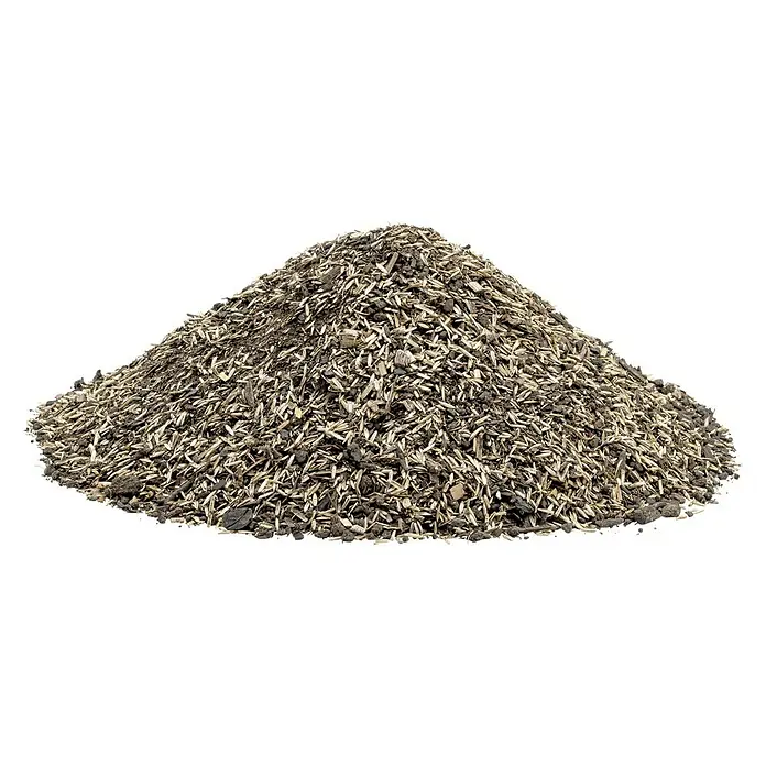 Neudorff Rasen-Reparatur LückenLos - 2,5 kg, 6 m² - Ein Haufen getrockneter Kräuter, vermutlich zur Verwendung als Gewürz oder Tee, auf einem schwarzen Hintergrund.