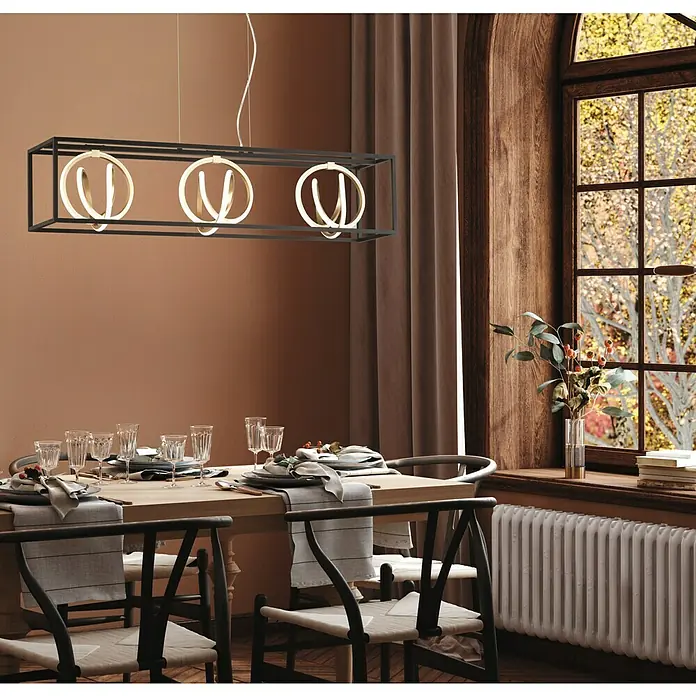 Fischer & Honsel LED-Pendelleuchte - 39 W, L x B x H: 39 x 23 x 13 cm, Mehrfarbig - Diese moderne Pendelleuchte mit drei runden Leuchten in einem schwarzen Rahmen hängt über einem elegant gedeckten Esstisch.