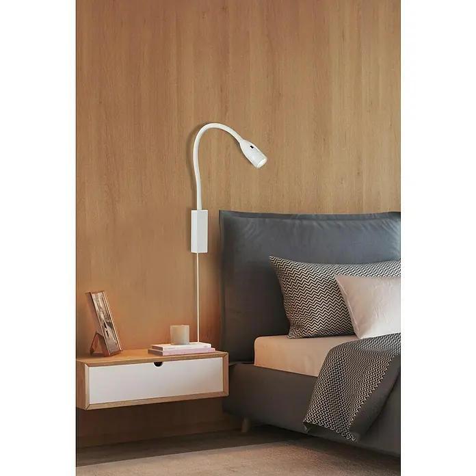 Fischer & Honsel LED-Wandstrahler Sten - 5 W, L x B x H: 40 x 35 x 11 cm, weiß matt, Warmweiß - Nahaufnahme einer weißen, flexiblen Wandleuchte über einem Nachttisch mit Dekor, ideal für Schlafzimmer oder Lesezimmer.