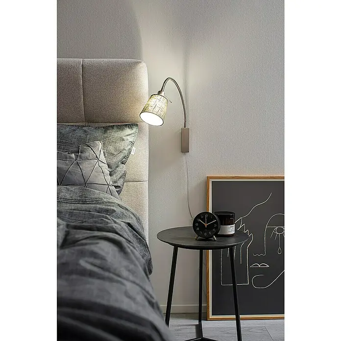 Fischer & Honsel Wandstrahler Wolke - 10 W, L x B x H: 52 x 40 x 11 cm, Nickelfarben matt, Grau, E14 - Nahaufnahme einer stilvollen Schlafzimmereinrichtung mit einer modernen Wandlampe, einem Nachttisch und dekorativen Elementen.