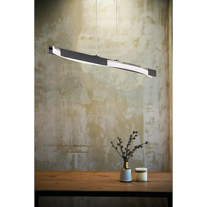 Fischer & Honsel LED-Pendelleuchte Bridge - 18 W, Pendellänge: 160 cm, Sandschwarz/Silber, Mehrfarbig - Moderne LED-Pendelleuchte in Schwarz und Weiß über einem Holztisch mit dekorativen Elementen, ideal für Esszimmer.
