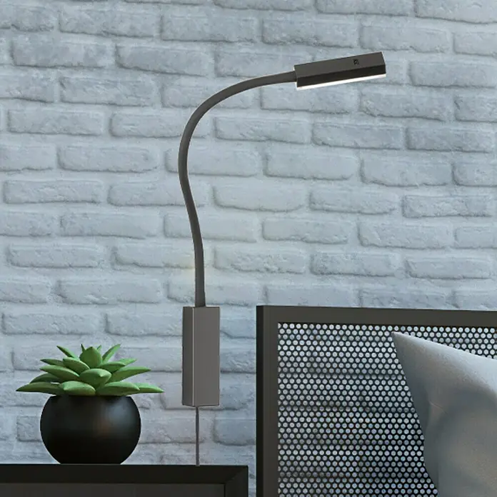 Fischer & Honsel LED-Wandstrahler Raik - 5 W, schwarz matt, Warmweiß - Nahaufnahme einer modernen, grauen LED-Wandleuchte mit flexiblem Arm über einem Nachttisch mit einer Sukkulente und einem Bettkopfteil.
