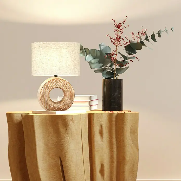 Fischer & Honsel Tischleuchte Hanke - 25 W, L x B x H: 40 x 40 x 4 cm, Holzfarben, Beige, E14 - Elegante Tischleuchte mit Stoffschirm und dekorativer Vase auf einem rustikalen Holztisch, die eine warme und einladende Atmosphäre schafft.