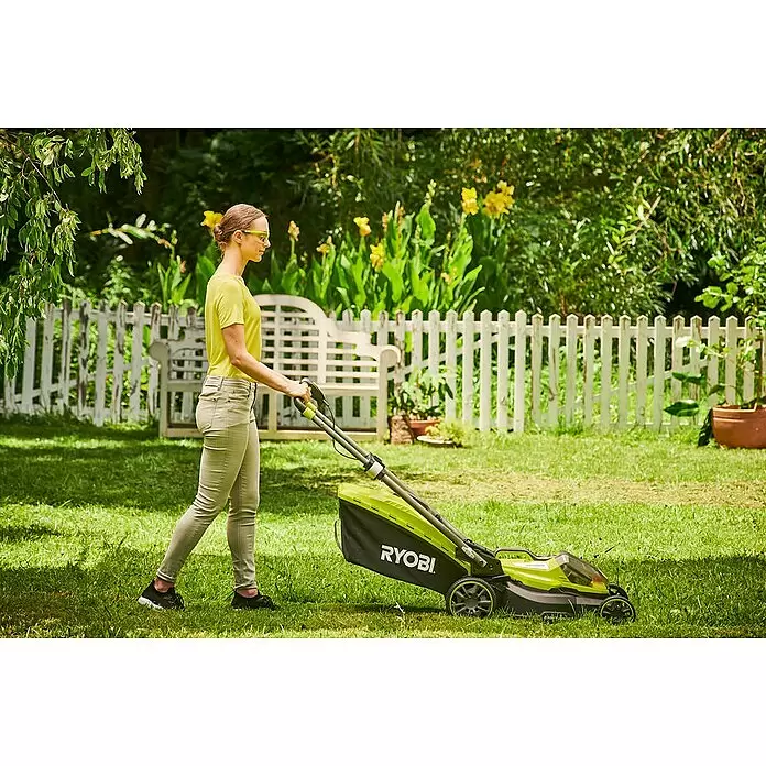 Ryobi ONE+ Akku-Rasenmäher RY18LMX40A-240 - 18 V, 2 Akkus, 4 Ah, Schnittbreite: 40 cm - Anwendungsbeispiel