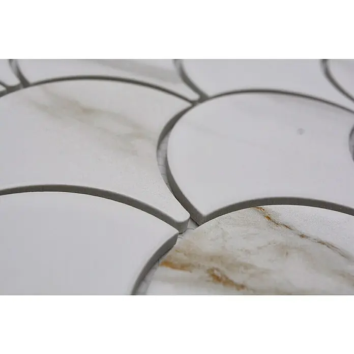 Mosaikfliese Fächer Calacatta CIM FS CT - 27,3 x 25,9 cm, Weiß, Matt - Nahaufnahme von weißen Marmorfliesen in einem fächerförmigen Muster mit grauen Fugen, ideal für eine elegante Wand- oder Bodengestaltung.