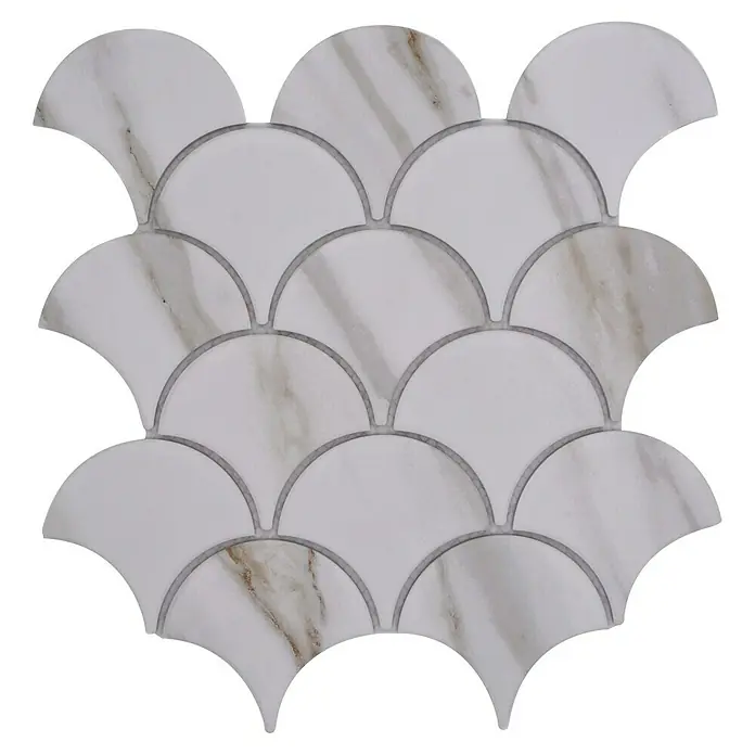 Mosaikfliese Fächer Calacatta CIM FS CT - 27,3 x 25,9 cm, Weiß, Matt - Nahaufnahme eines Mosaikfliesenmusters in Muschelform, bestehend aus Marmorfliesen mit grauen Fugen auf schwarzem Hintergrund.