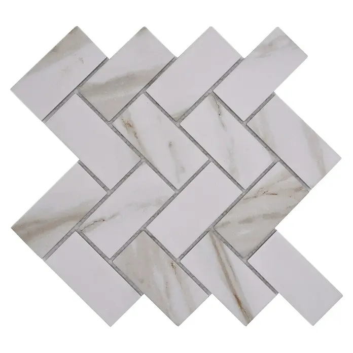 Mosaikfliese Fischgrät Calacatta CIM HB CT - 27,9 x 27,4 cm, Weiß, Matt - Ein Muster aus weißen Marmor-Fischgrätfliesen, das eine elegante und moderne Note für jeden Raum bietet.