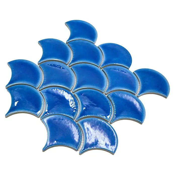 Mosaikfliese Fächer Ice Crackle FS IC3 - 27,3 x 25,9 cm, Dunkelblau, Glänzend - Nahaufnahme von blauen Fischschuppen-Fliesen. Diese dekorativen Fliesen sind ideal für Badezimmer und Küchen.