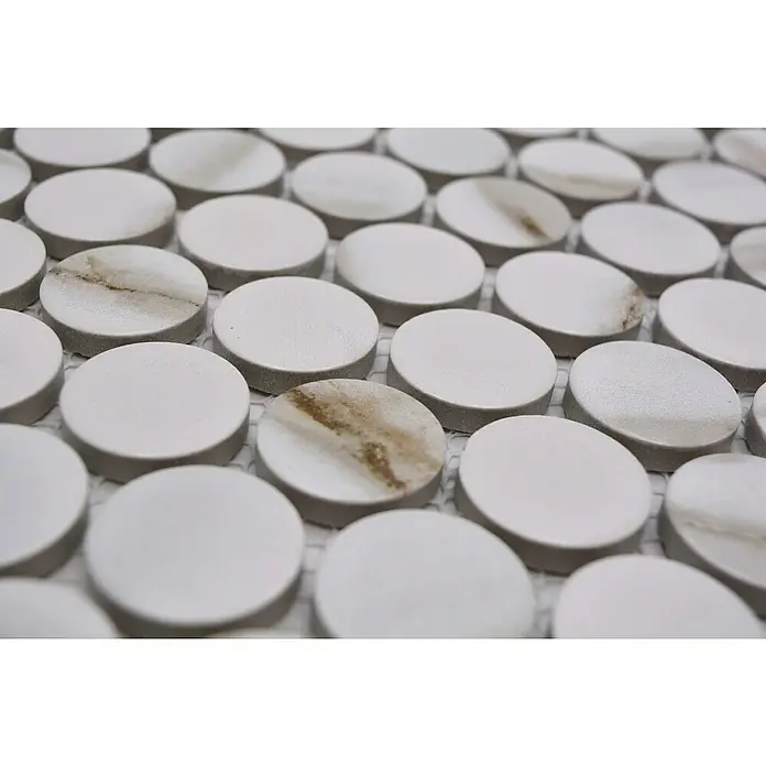 Mosaikfliese Knopf Calacatta CTG - 33 x 31,2 cm, Weiß, Matt - Nahaufnahme von runden, weißen Mosaikfliesen mit einigen braunen Flecken, die ein dezentes und stilvolles Muster bilden.