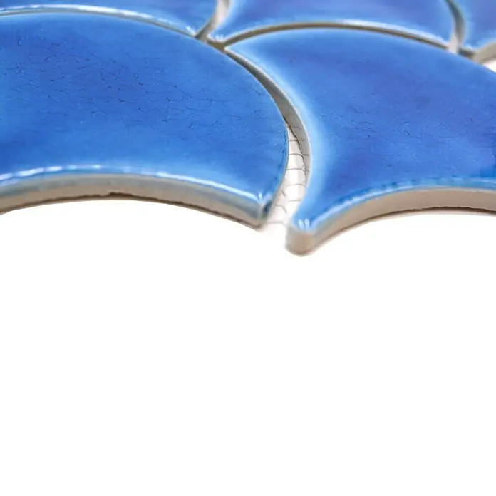 Mosaikfliese Fächer Ice Crackle FS IC3 - 27,3 x 25,9 cm, Dunkelblau, Glänzend - Nahaufnahme von blauen Mosaikfliesen in Blütenblattform mit glasierter Oberfläche, ideal für dekorative Wand- oder Bodenverkleidungen.