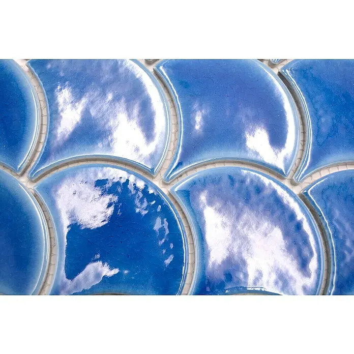 Mosaikfliese Fächer Ice Crackle FS IC3 - 27,3 x 25,9 cm, Dunkelblau, Glänzend - Detailaufnahme von blau glasierten Fischschuppenmosaikfliesen, die ein elegantes und maritimes Flair vermitteln.