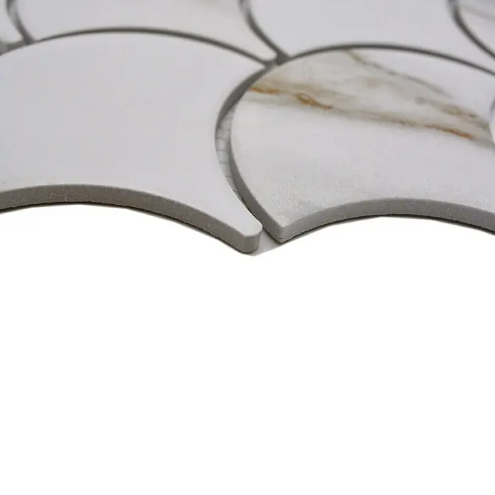 Mosaikfliese Fächer Calacatta CIM FS CT - 27,3 x 25,9 cm, Weiß, Matt - Nahaufnahme eines Mosaikmusters aus Marmor und Steinzeug im Fächerdesign, das eine elegante und moderne Note verleiht.
