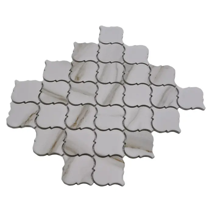 Mosaikfliese Florentiner Calacatta CIM CLP CT - 24,5 x 29,3 cm, Weiß, Matt - Detailaufnahme einer dekorativen weißen Marmorfliese in einem geschwungenen Arabeskenmuster, ideal für elegante Wandgestaltungen.
