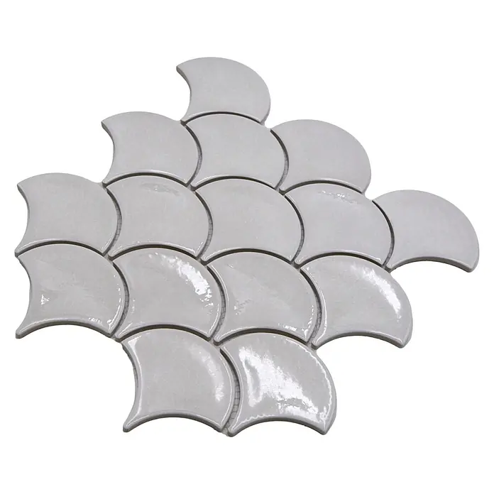 Mosaikfliese Fächer Ice Crackle FS IC1 - 27,3 x 25,9 cm, Weiß, Glänzend - Nahaufnahme von hellen, fächerförmigen Keramikfliesen, die ein dekoratives Muster bilden und sich ideal für Badezimmer eignen.