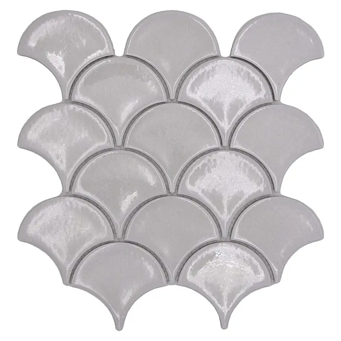 Mosaikfliese Fächer Ice Crackle FS IC1 - 27,3 x 25,9 cm, Weiß, Glänzend - Nahaufnahme eines Musters aus hellgrauen, fächerförmigen Keramikfliesen mit glänzender Oberfläche, ideal für Wandverkleidungen.