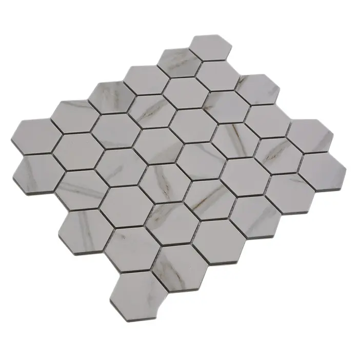 Mosaikfliese Hexagon CIM HX5 CT - 28,1 x 32,5 cm, Weiß, Matt - Nahaufnahme eines Mosaiks aus sechseckigen, weißen Marmorfliesen, ideal für elegante Wand- oder Bodengestaltungen im Innenbereich.
