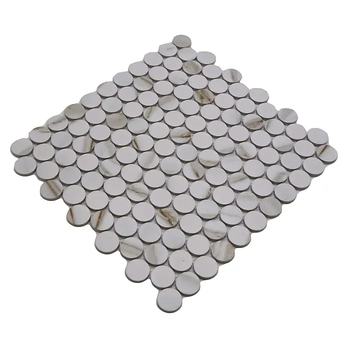 Mosaikfliese Knopf Calacatta CTG - 33 x 31,2 cm, Weiß, Matt - Nahaufnahme einer quadratischen Anordnung von weißen Marmor-Penny-Fliesen mit braunen Adern, ideal für stilvolle Wand- und Bodenakzente.