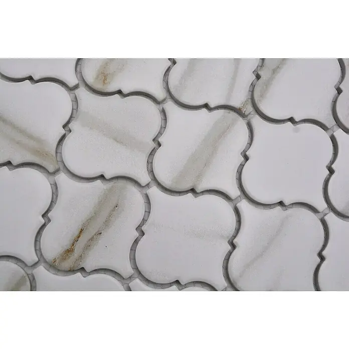 Mosaikfliese Florentiner Calacatta CIM CLP CT - 24,5 x 29,3 cm, Weiß, Matt - Nahaufnahme von stilvollen, hellen Arabesque Fliesen mit zarten Marmorierungen. Ideal für elegante Wand- und Bodengestaltungen.