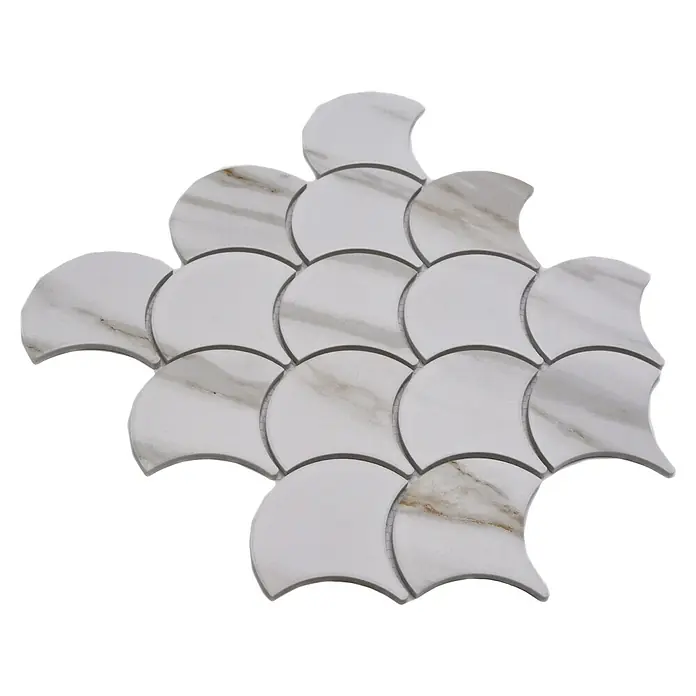 Mosaikfliese Fächer Calacatta CIM FS CT - 27,3 x 25,9 cm, Weiß, Matt - Nahaufnahme eines dekorativen Mosaiks aus weißen, fächerförmigen Marmorfliesen mit feinen grauen Akzenten auf schwarzem Hintergrund.