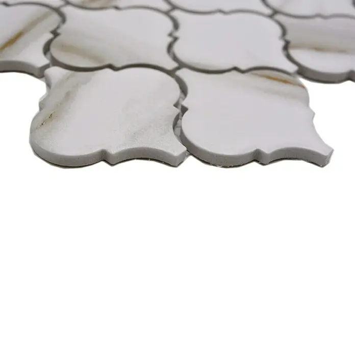 Mosaikfliese Florentiner Calacatta CIM CLP CT - 24,5 x 29,3 cm, Weiß, Matt - Nahaufnahme eines Musters von weißen, arabeskenförmigen Marmorfliesen mit zarten grauen und goldenen Akzenten.