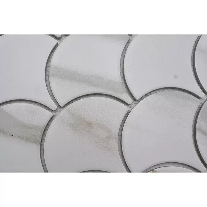 Mosaikfliese Fächer Calacatta CIM FS CT - 27,3 x 25,9 cm, Weiß, Matt - Weiße Marmor-Muschelmosaikfliesen mit dezenter grauer Maserung.