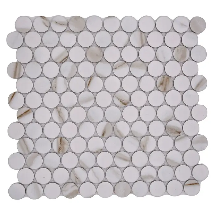 Mosaikfliese Knopf Calacatta CTG - 33 x 31,2 cm, Weiß, Matt - Nahaufnahme eines weißen Mosaikfliesenmusters mit zarten braunen Marmorierungen, ideal für stilvolle Wand- und Bodengestaltungen.