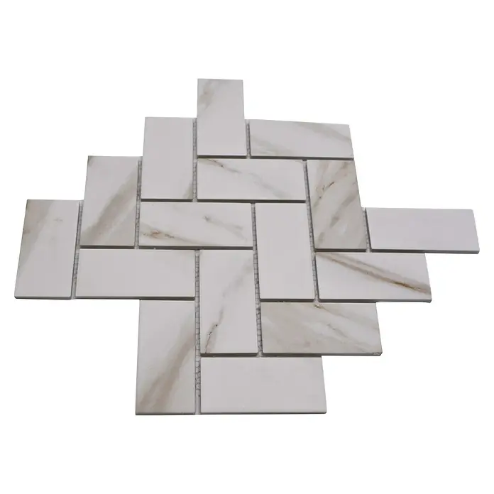 Mosaikfliese Fischgrät Calacatta CIM HB CT - 27,9 x 27,4 cm, Weiß, Matt - Nahaufnahme von rechteckigen, weißen Marmormosaikfliesen mit dezenten goldenen Akzenten auf dunklem Hintergrund für stilvolle Wandgestaltung.