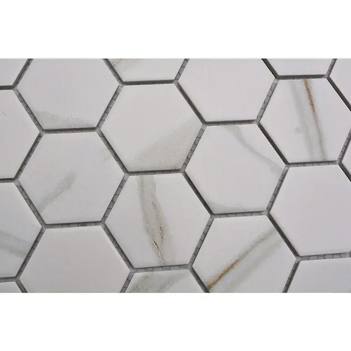 Mosaikfliese Hexagon CIM HX5 CT - 28,1 x 32,5 cm, Weiß, Matt - Nahaufnahme von weißen Marmor-Sechseckfliesen mit subtilen grauen und goldenen Adern, die ein elegantes und modernes Design zeigen.