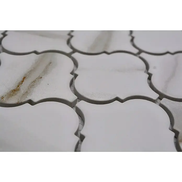 Mosaikfliese Florentiner Calacatta CIM CLP CT - 24,5 x 29,3 cm, Weiß, Matt - Nahaufnahme von weißen Arabesque-Mosaikfliesen, die ein elegantes und zeitloses Design für Innenräume bieten.