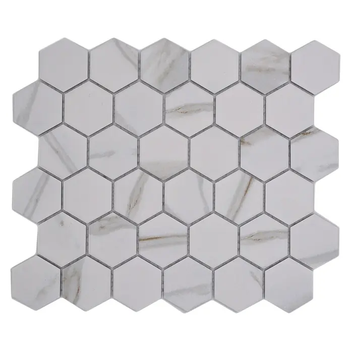 Mosaikfliese Hexagon CIM HX5 CT - 28,1 x 32,5 cm, Weiß, Matt - Nahaufnahme eines sechseckigen Mosaikfliesenmusters in Weiß mit grauem Fugenmörtel, ideal für Küchen- oder Badprojekte.