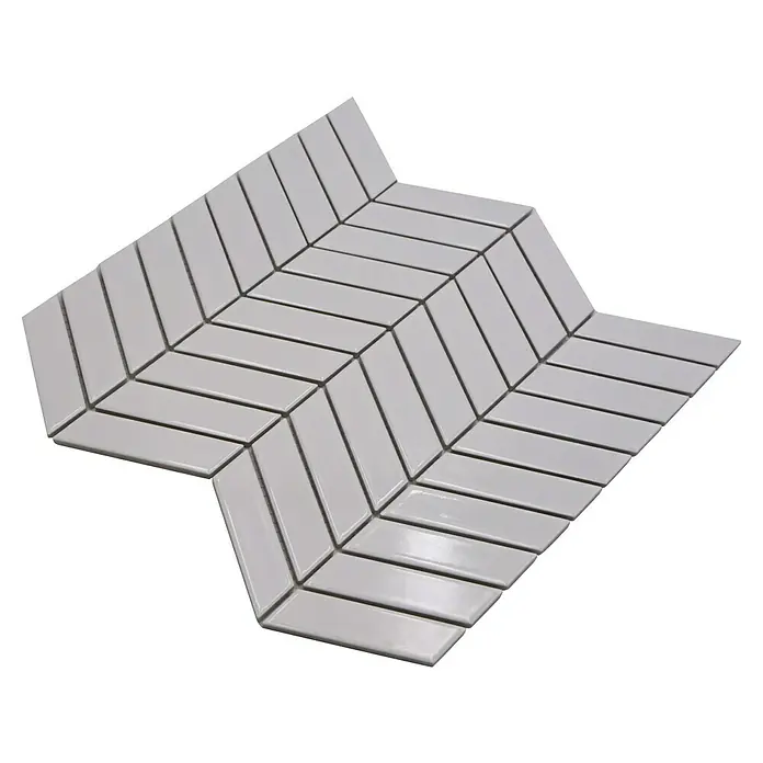 Mosaikfliese Chevron Uni CHEV 31 - 30,3 x 28,9 cm, weiß, Glänzend - Ein Blatt stilvoller, weißer Mosaikfliesen im Fischgrätenmuster, perfekt für moderne Wand- und Bodendesigns.