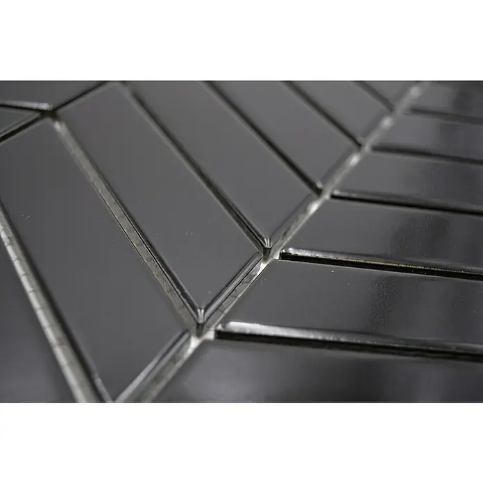 Mosaikfliese Chevron Uni CHEV 39 - 30,3 x 28,9 cm, Schwarz, Glänzend - Nahaufnahme von glänzenden, schwarzen, rechteckigen Mosaikfliesen, die ein stilvolles und modernes Design zeigen.