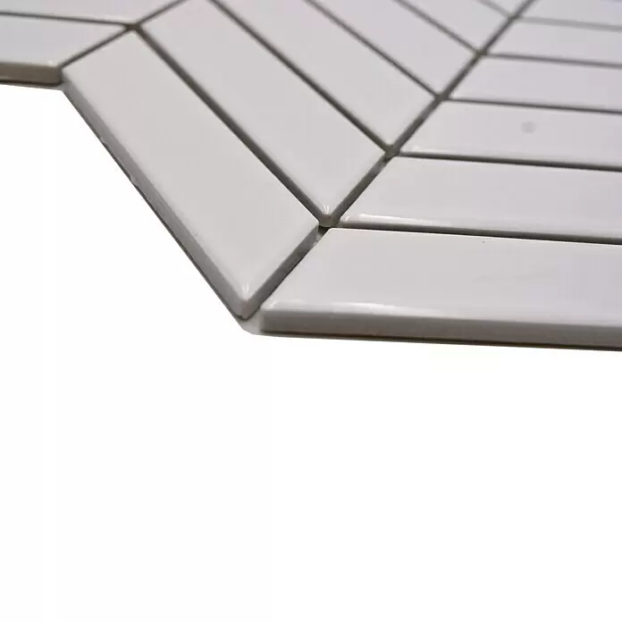 Mosaikfliese Chevron Uni CHEV 31 - 30,3 x 28,9 cm, weiß, Glänzend - Weiße glänzende, längliche rautenförmige Keramikmosaikfliesen in Chevron-Muster.
