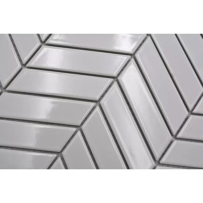 Mosaikfliese Chevron Uni CHEV 31 - 30,3 x 28,9 cm, weiß, Glänzend - Weiße glänzende rautenförmige Fliesen in Fischgrätmuster.