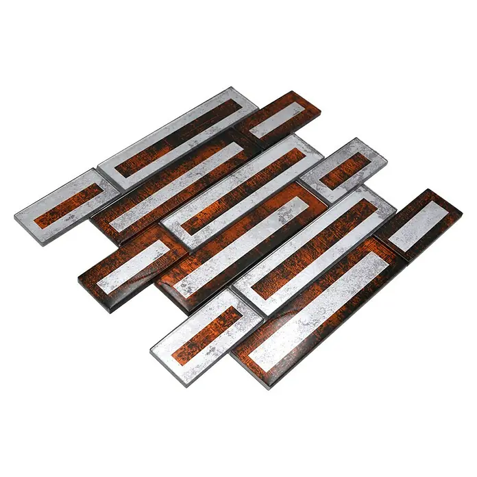 Mosaikfliese Rechteck Crystal XBH 2SW1 - 30 x 30 cm, Braun, Glänzend - Nahaufnahme von dekorativen rechteckigen Wandfliesen in einem dunklen Kupferton mit silbernen Akzenten, die ein modernes Muster bilden.