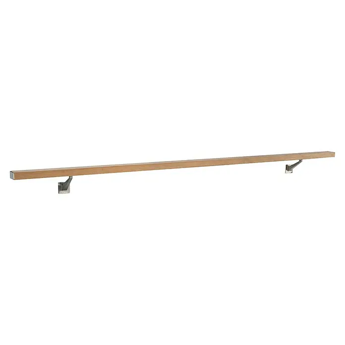 Treba Frewa Handlauf-Set HC2 - Buche, Unbehandelt, Länge: 1.200 mm - Eine lange, rechteckige Holzhandlauf mit zwei silbernen Halterungen ist vor einem schwarzen Hintergrund zu sehen.