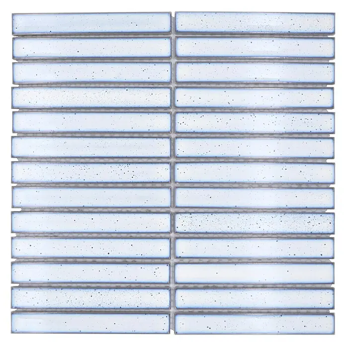 Mosaikfliese Stäbchen CG CS 66 - 29,6 x 29,9 cm, Weiß, Glänzend - Nahaufnahme eines Musters von hellblauen, rechteckigen Keramikfliesen mit gesprenkelter Oberfläche für Badezimmer- und Küchenwände.