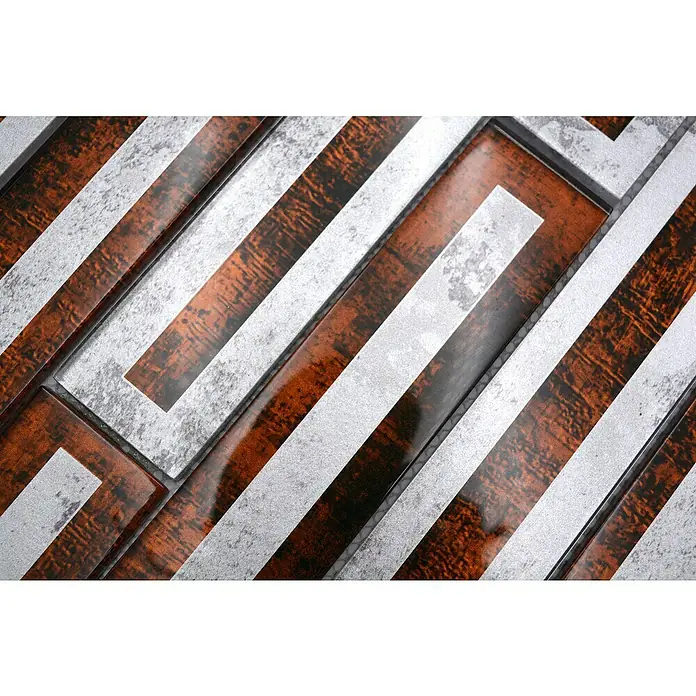 Mosaikfliese Rechteck Crystal XBH 2SW1 - 30 x 30 cm, Braun, Glänzend - Nahaufnahme von dekorativen Wandfliesen mit einem Muster aus Holz und silberfarbenen Streifen, die ein modernes Design erzeugen.