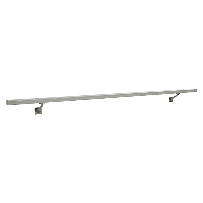Treba Frewa Handlauf-Set HC1 - Aluminium, Silber, Länge: 1.200 mm - Eine lange, silberfarbene LED-Leuchte mit Halterungen, die an einer schwarzen Wand befestigt ist. Beleuchtung mit moderner Optik.