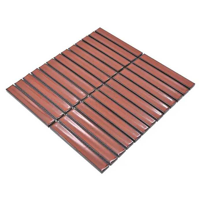 Mosaikfliese Stäbchen CG CS 56 - 29,6 x 29,9 cm, Rot, Glänzend - Eine Nahaufnahme eines Mosaiks aus Terrakotta-farbenen, rechteckigen Keramikfliesen, die in einem regelmäßigen Muster angeordnet sind.