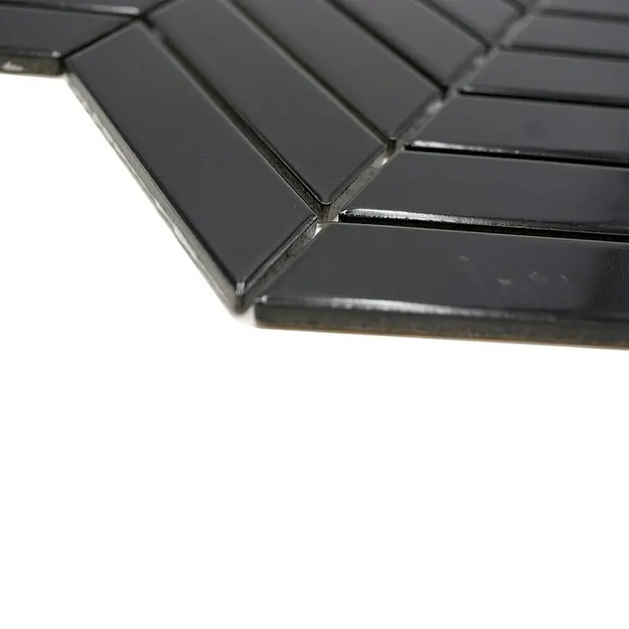 Mosaikfliese Chevron Uni CHEV 39 - 30,3 x 28,9 cm, Schwarz, Glänzend - Nahaufnahme von schwarzen, rautenförmigen Glasmosaikfliesen, die ein elegantes und modernes Design für Innenräume bieten.