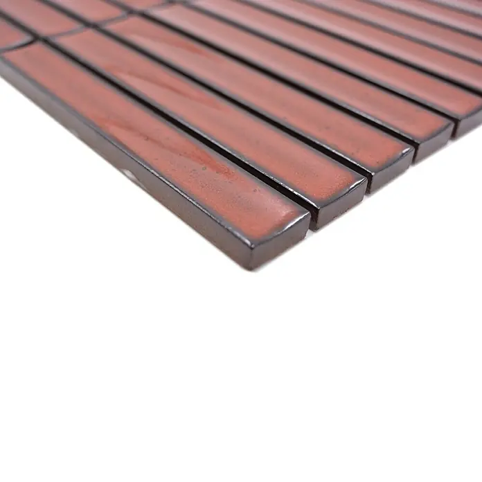 Mosaikfliese Stäbchen CG CS 56 - 29,6 x 29,9 cm, Rot, Glänzend - Nahaufnahme der dekorativen, länglichen Mosaikfliesen in einem warmen, satten Farbton. Das glänzende Finish betont die Qualität der Keramikfliesen.