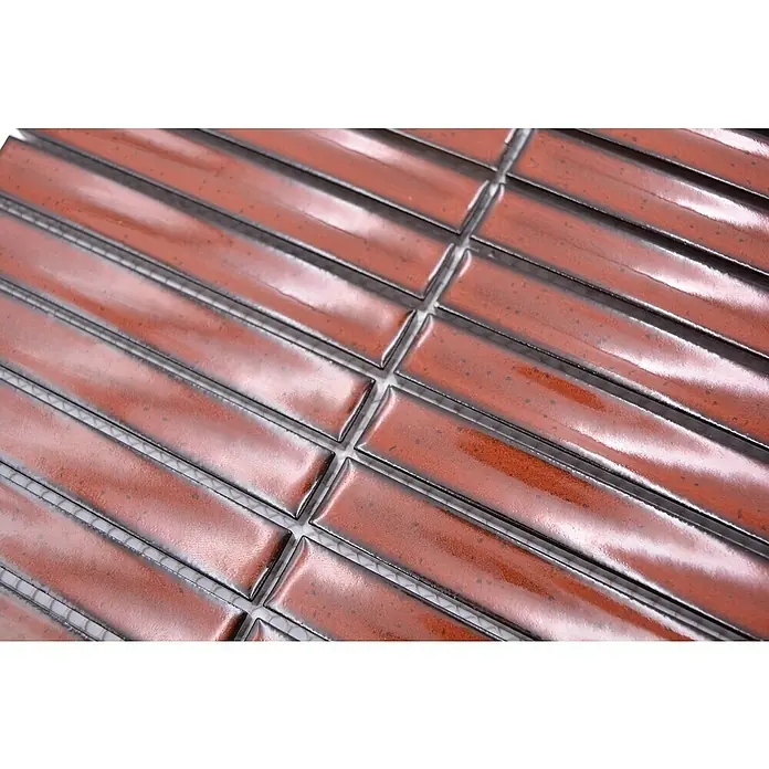 Mosaikfliese Stäbchen CG CS 56 - 29,6 x 29,9 cm, Rot, Glänzend - Nahaufnahme von glänzenden, länglichen, kupferfarbenen Keramikfliesen mit dunklen Rändern. Ein elegantes Detail für Ihr Zuhause.
