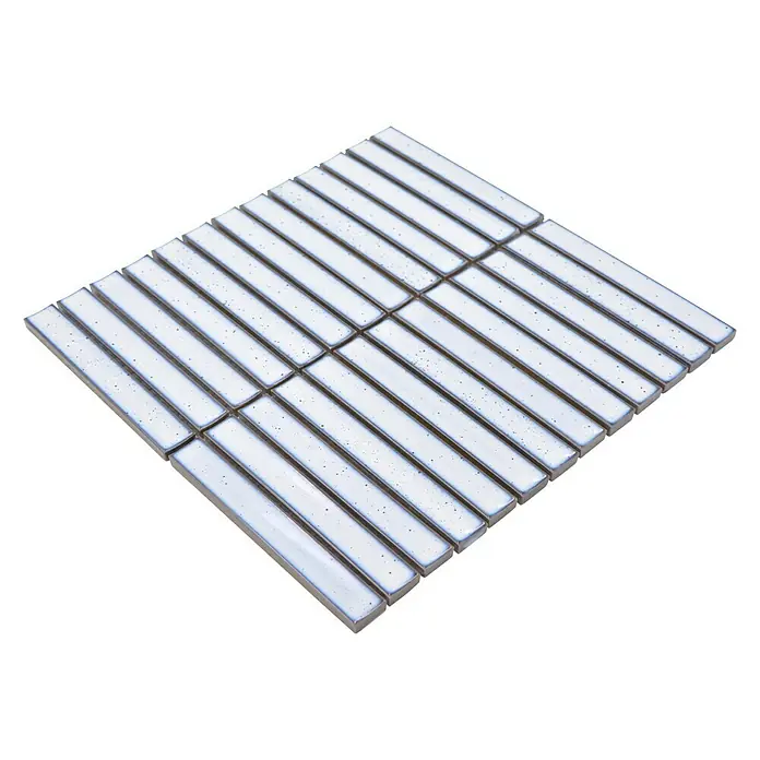 Mosaikfliese Stäbchen CG CS 66 - 29,6 x 29,9 cm, Weiß, Glänzend - Nahaufnahme eines Mosaiks aus weißen, rechteckigen Fliesen mit dunklen Akzenten, ideal für moderne Wandgestaltungen.