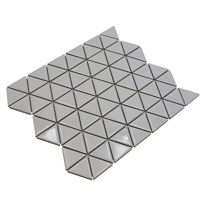 Mosaikfliese Dreieck Uni CG TR 51 - 29,1 x 25,2 cm, Weiß, Glänzend - Nahaufnahme eines Dreiecks-Mosaikfliesen-Blattes in Weiß, das für einen einzigartigen und modernen Look in jedem Raum sorgt.