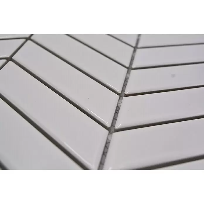 Mosaikfliese Chevron Uni CHEV 31 - 30,3 x 28,9 cm, weiß, Glänzend - Weiße, glänzende, längliche Fliesen im Fischgrätmuster mit sichtbaren Fugen.